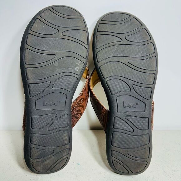 BOC Born Brown Embossed Faux Leather Sandals Flip Flops Womens Size 9 - Picture 6 of 7